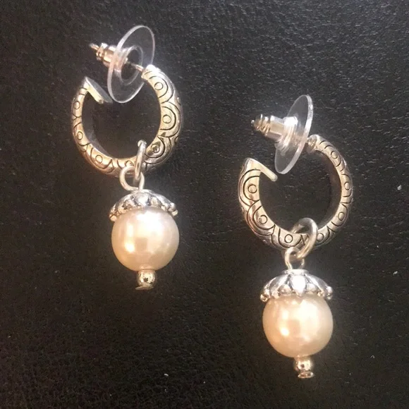 Silver and dangling Pearl earring by Liz & Co. - Picture 2 of 6